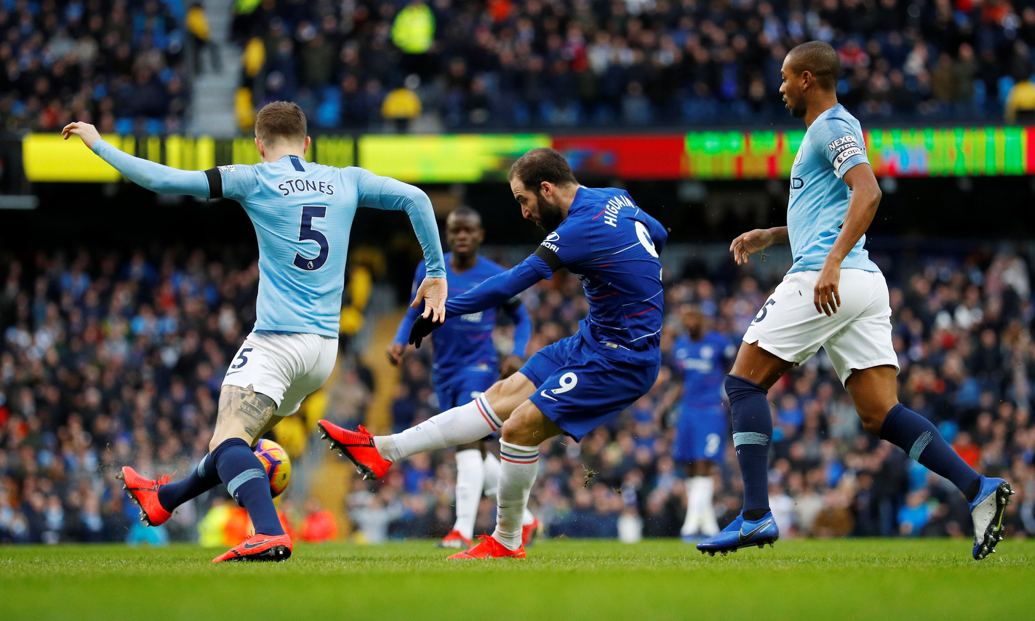 卡拉格：球迷们高喊斯洛特令人动容，在获胜后我真心为他开心