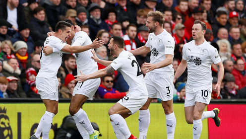 杨瀚森登场4分29秒3中0！阿夫迪亚31+19+10三双难救主，雷霆6人上双击败开拓者