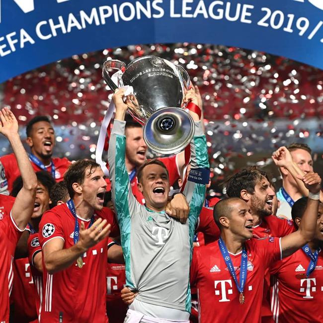 梅西捧起美职联冠军奖杯时，站在一旁的穆勒露出了最真挚的笑容