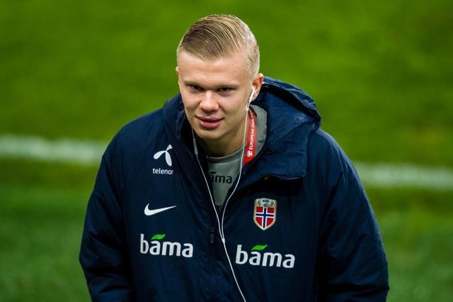 邮报：埃德森在土超遭水杯“轰炸”，欲将水杯踢回看台表不满