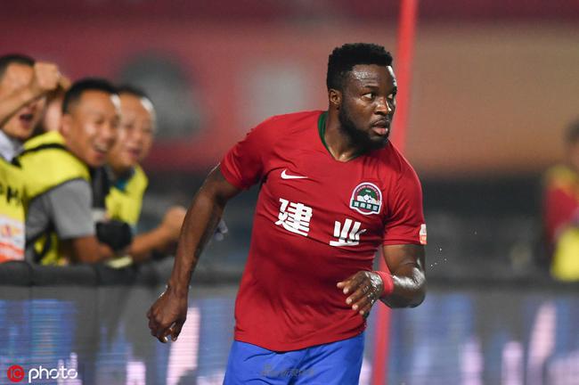 足坛曝出重磅转会，多队加入抢人大战