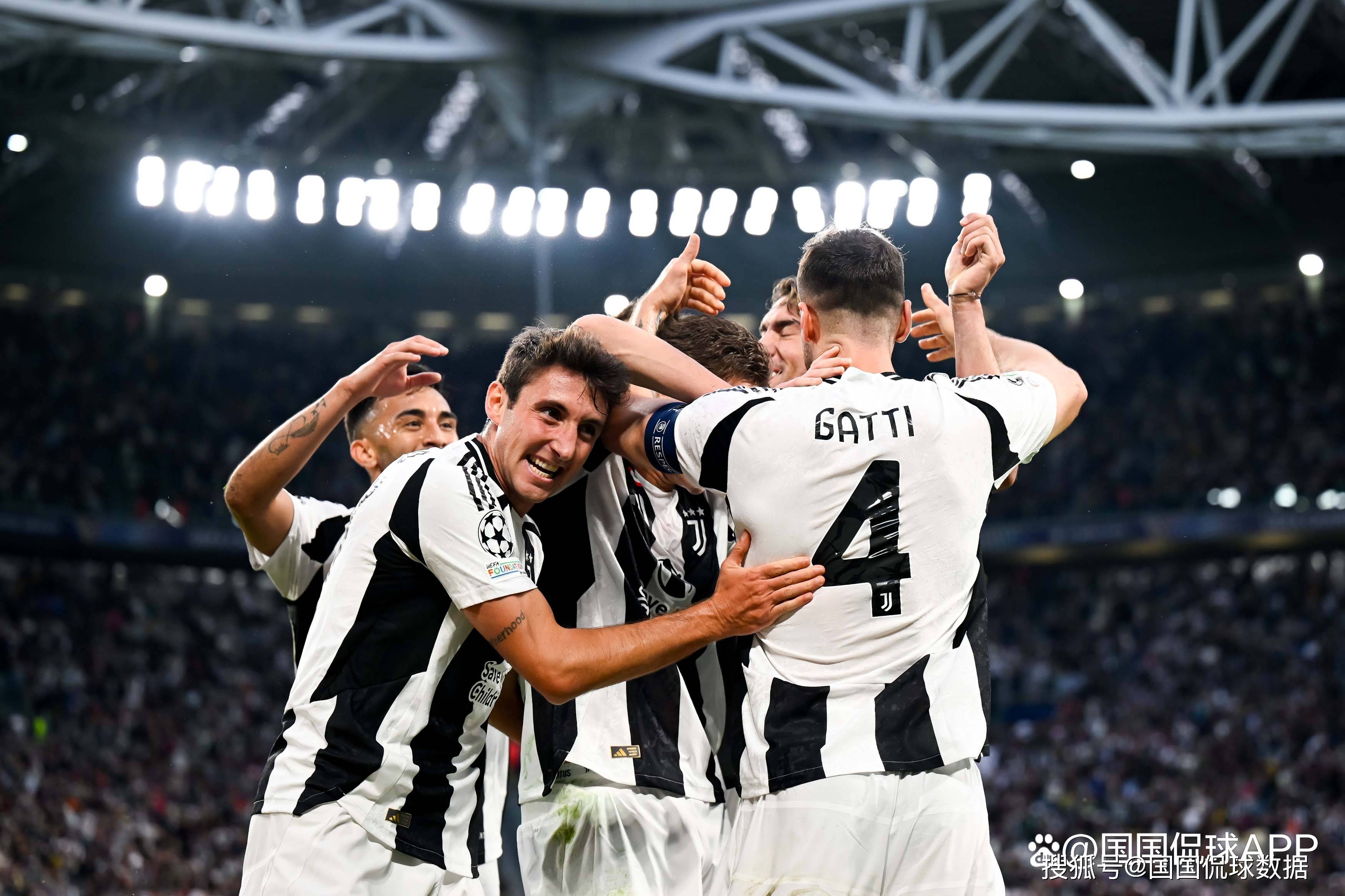 水晶宫与斯特拉斯堡赛前，维埃拉现身法国酒吧和球迷一起观战