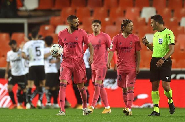 罗体：那不勒斯暂停引进左边锋，搁置了对斯特林和格10的联系